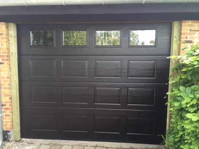 r40 classic ral 9005 sort m vinduer